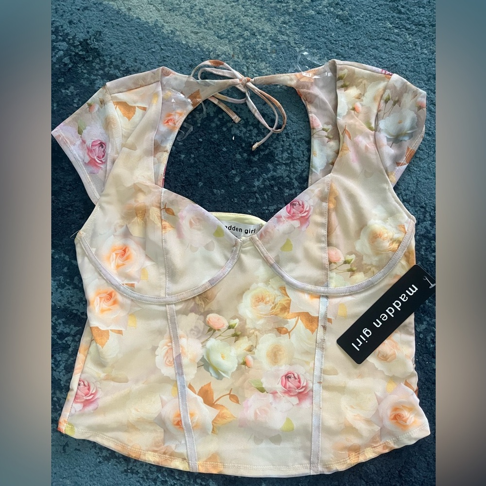 NWT Madden Girl Top with floral pattern. Pit to pit 17 inches. Length 19 in 💐
